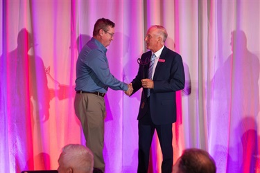Joe Kiser shaking Mayor Posts' hand