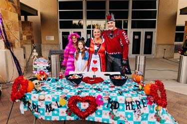Queen and King of Hearts & Alice in Wonderland booth, Customer Service
